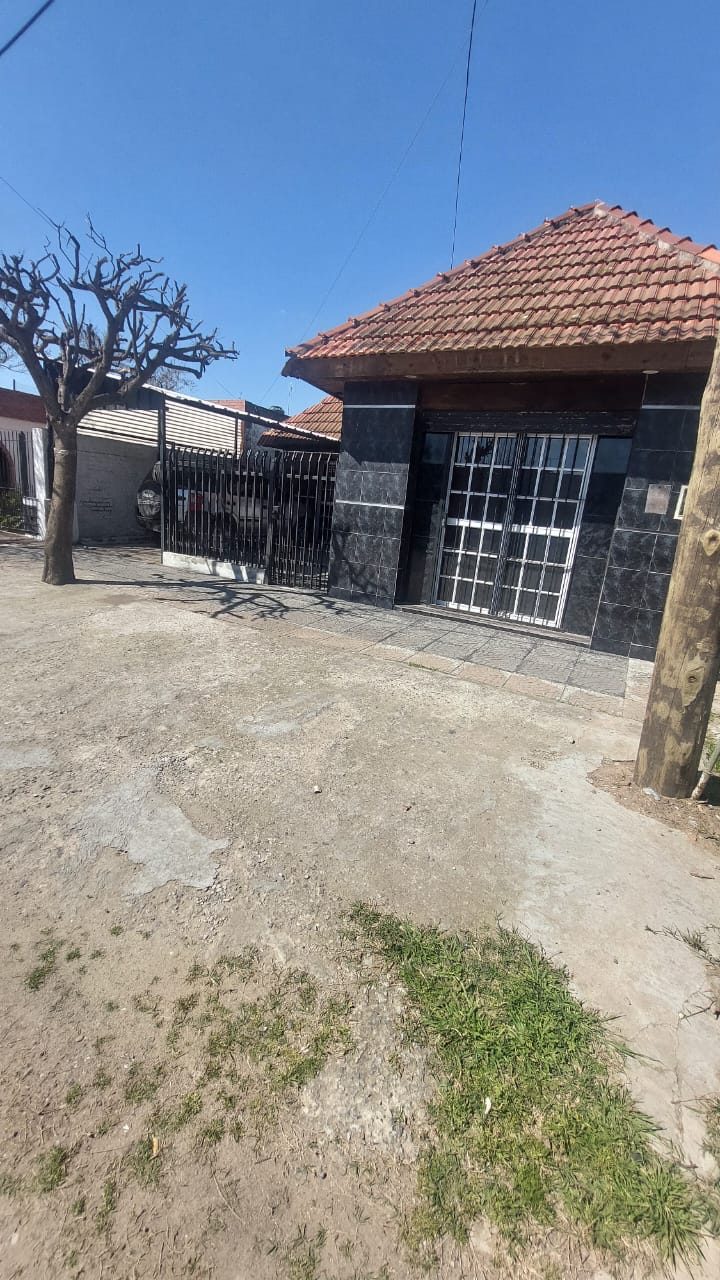 CASA CON BUENA SUPERFICIE Y POTENCIAL PARA SEGUIR CONSTRUYENDO