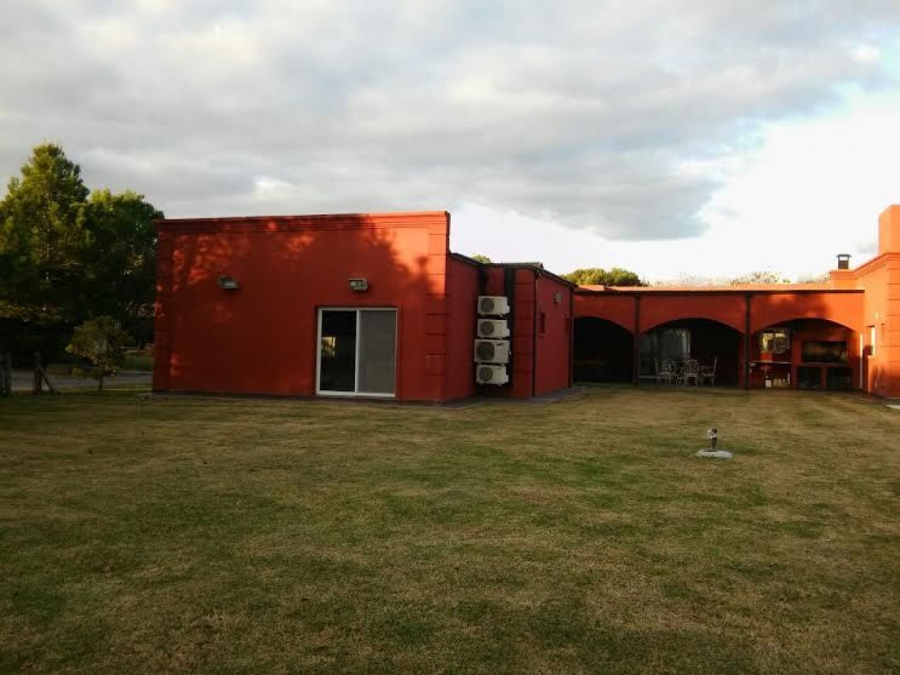 Casa en Venta - Corrientes 8000, piscina cancha de futbol, seguridad (El Nacional)